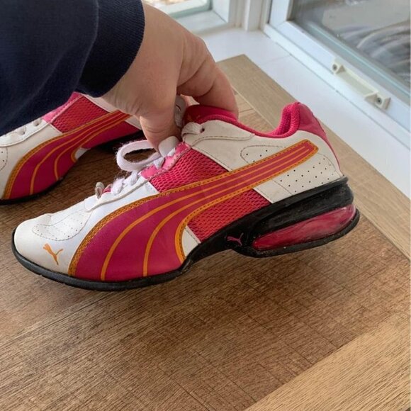 𝅺puma sneakers girls size 2.5. Leather, cushioned heel. Lots of bounce! - Picture 4 of 6